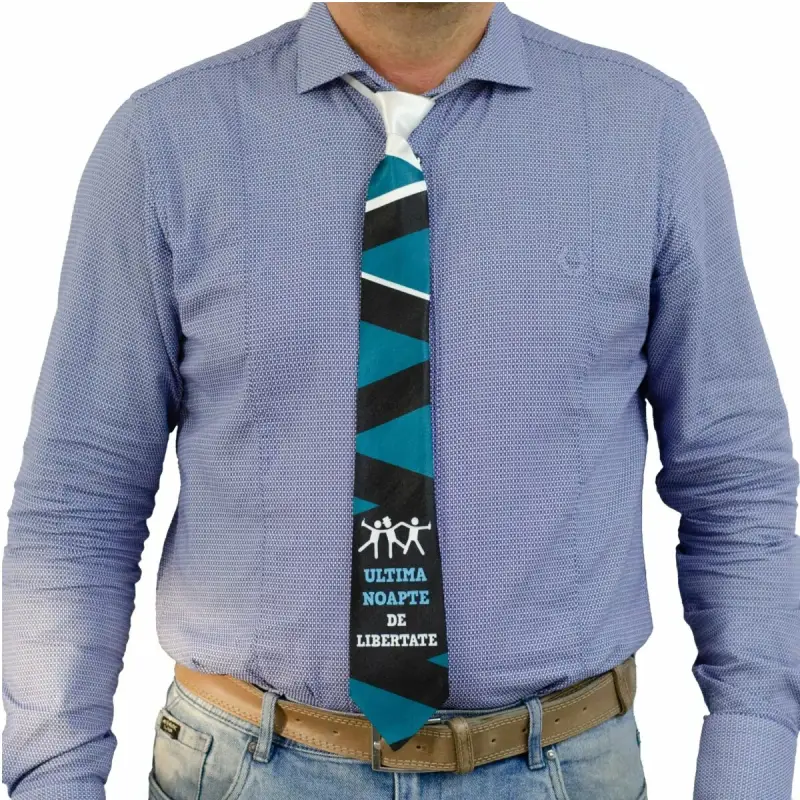 Ultima noapte de libertate, cravata cu mesaj